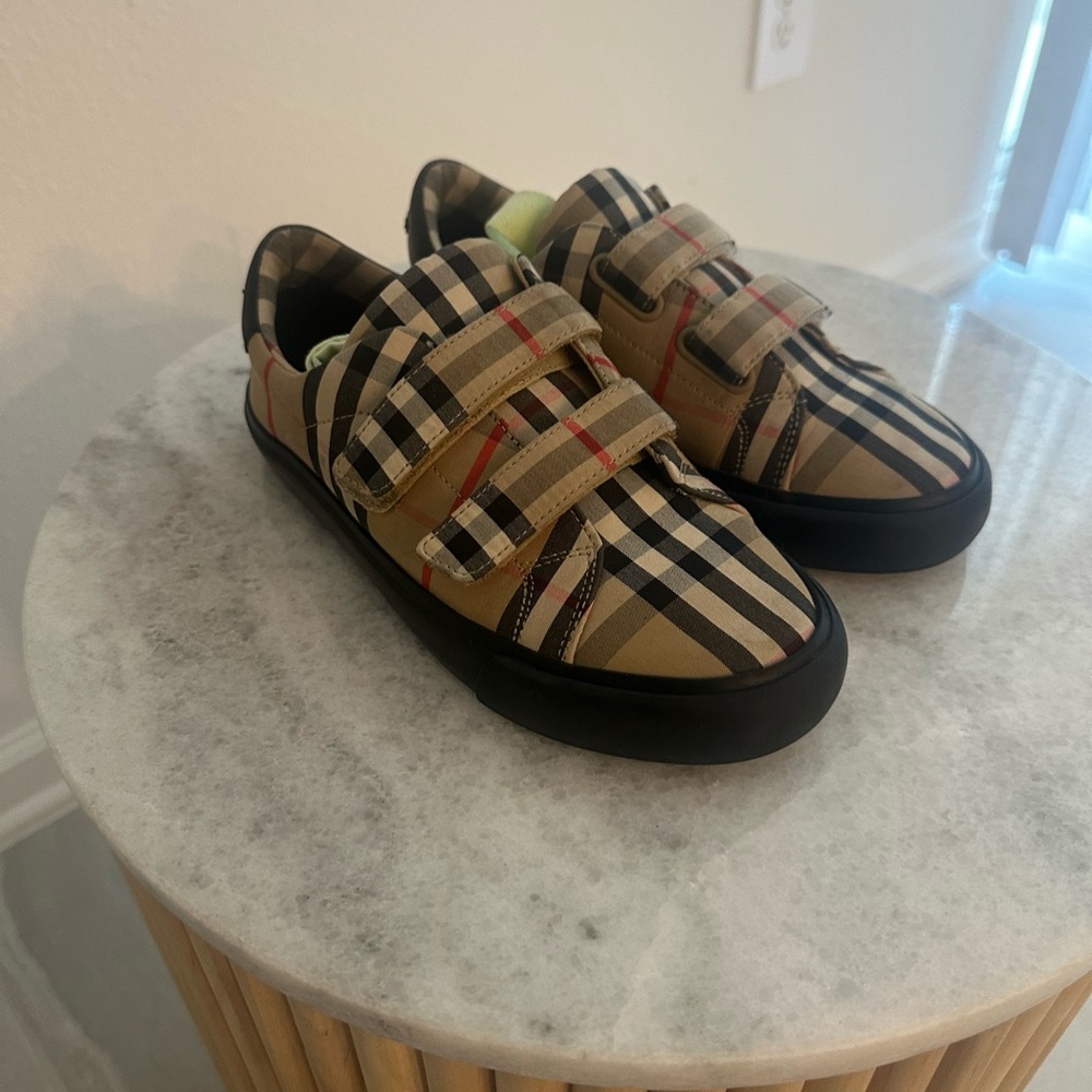 Burberry kid shoes